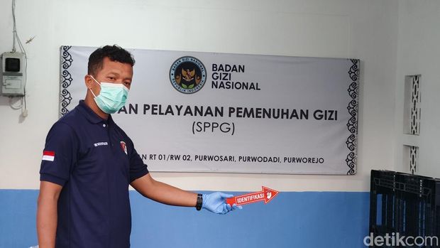 Polisi saat melakukan olah TKP di SPPG Kecamatan Purwodadi, Purworejo, Jumat (3/10/2025). Sebelumnya, ratusan murid di sana diduga keracunan MBG.