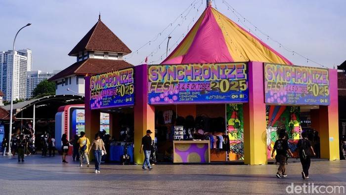 Sejumlah penikmat musik memadati Synchronize Fest 2025 di Gambir Expo, Kemayoran, Jumat (3/10/2025).
