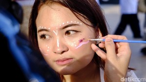 Di stan tersebut, pengunjung juga bisa menikmati layanan face painting gratis tanpa syarat apa pun.
