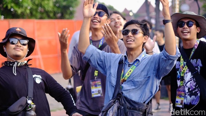 Sejumlah penikmat musik memadati Synchronize Fest 2025 di Gambir Expo, Kemayoran, Jumat (3/10/2025).