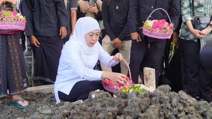 Khofifah Takziah dan Iringi Pemakaman Atlet Muda Naufal Takdir Al Bari di Gresik