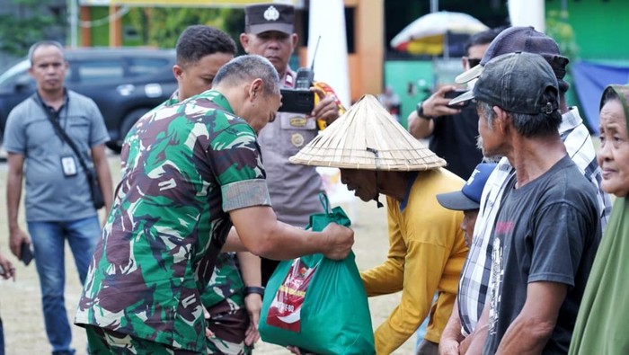 Kodam Hasanuddin melakukan pembagian paket sembako untuk warga Makassar, Sulawesi Selatan (Sulsel). Dokumen Istimewa