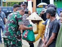 HUT ke-80 TNI, Kodam Hasanuddin Bagi-bagi Paket Sembako ke Warga Makassar