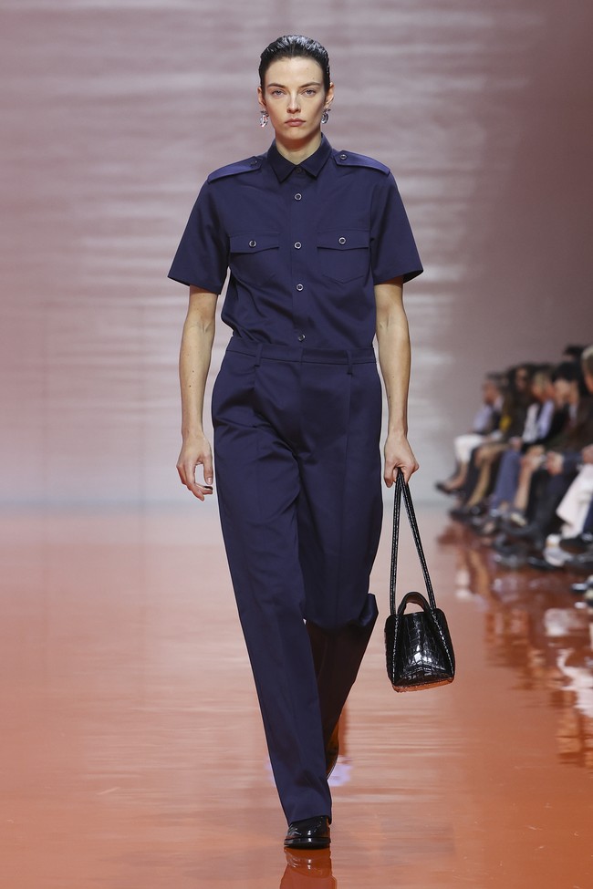 Peragaan Prada di gelaran Milan Fashion Week baru-baru ini menjadi respons atas banjir budaya kontemporer. Prada mencoba melakukan proses penyaringan dan penyederhanaan lewat busana. (Foto: Dok. Prada)