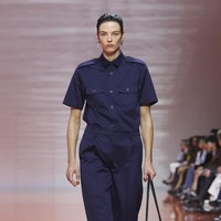 Peragaan Prada di gelaran Milan Fashion Week baru-baru ini menjadi respons atas banjir budaya kontemporer. Prada mencoba melakukan proses penyaringan dan penyederhanaan lewat busana. (Foto: Dok. Prada)