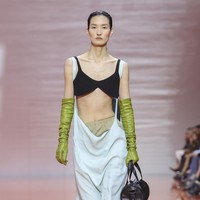 Prada menampilkan eksperimen pada bentuk dan fungsi pakaian. Rok, misalnya, tidak lagi ditopang dari pinggang, melainkan menggantung dari bahu. (Foto: Dok. Prada)