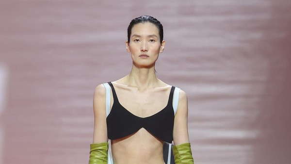 Foto: Koleksi Prada Spring-Summer 2026 Membongkar Aturan Berpakaian