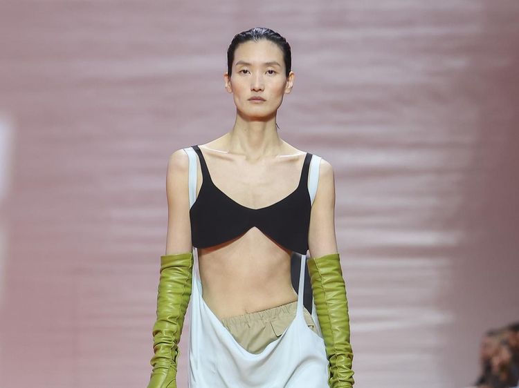 Foto: Koleksi Prada Spring-Summer 2026 Membongkar Aturan Berpakaian