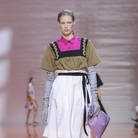 Elemen-elemen berbeda yang tampak tak berkaitan justru dipersatukan, menghasilkan komposisi baru yang mengejutkan. (Foto: Dok. Prada)