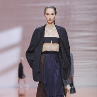 Koleksi ini juga menunjukkan kebebasan dalam memadukan hierarki pakaian. Seragam khas Prada dapat berdiri sejajar dengan gaun malam, sementara elemen feminin dipadukan secara tak terduga, membentuk definisi baru tentang elegansi. (Foto: Dok. Prada)