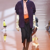 Sementara itu, bra hadir dengan siluet yang tetap tegas meski tanpa struktur kaku. Inovasi ini memperlihatkan keberanian rumah mode asal Italia tersebut dalam membongkar dan membangun ulang makna dasar busana. (Foto: Dok. Prada)