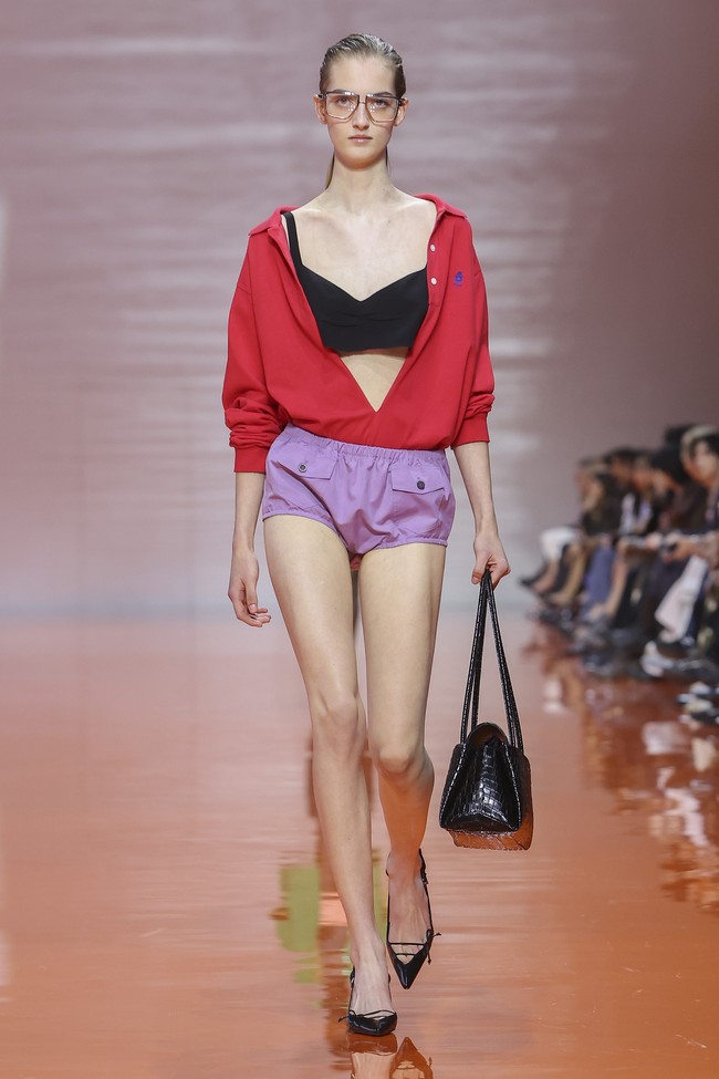 Gerakan model yang tenang namun tegas menggambarkan filosofi Prada tentang keseimbangan antara kekuatan dan kehalusan—suatu bentuk meditasi visual atas kompleksitas zaman. (Foto: Dok. Prada)
