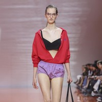 Gerakan model yang tenang namun tegas menggambarkan filosofi Prada tentang keseimbangan antara kekuatan dan kehalusan—suatu bentuk meditasi visual atas kompleksitas zaman. (Foto: Dok. Prada)