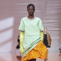 Lebih dari sekadar estetika, setiap potongan dirancang fleksibel, mampu beradaptasi, dan terus berubah sesuai konteks masa kini. (Foto: Dok. Prada)