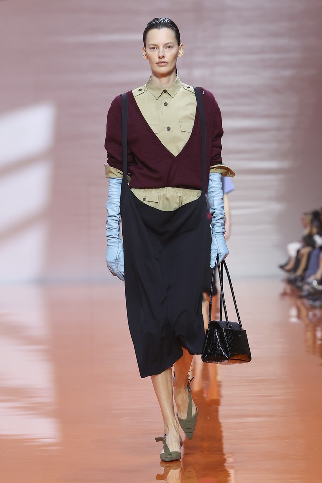 Warna-warna netral seperti krem, abu-abu, dan hitam mendominasi, diselingi semburat warna pastel yang memberi kesan ringan dan lembut. (Foto: Dok. Prada)