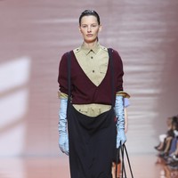 Warna-warna netral seperti krem, abu-abu, dan hitam mendominasi, diselingi semburat warna pastel yang memberi kesan ringan dan lembut. (Foto: Dok. Prada)