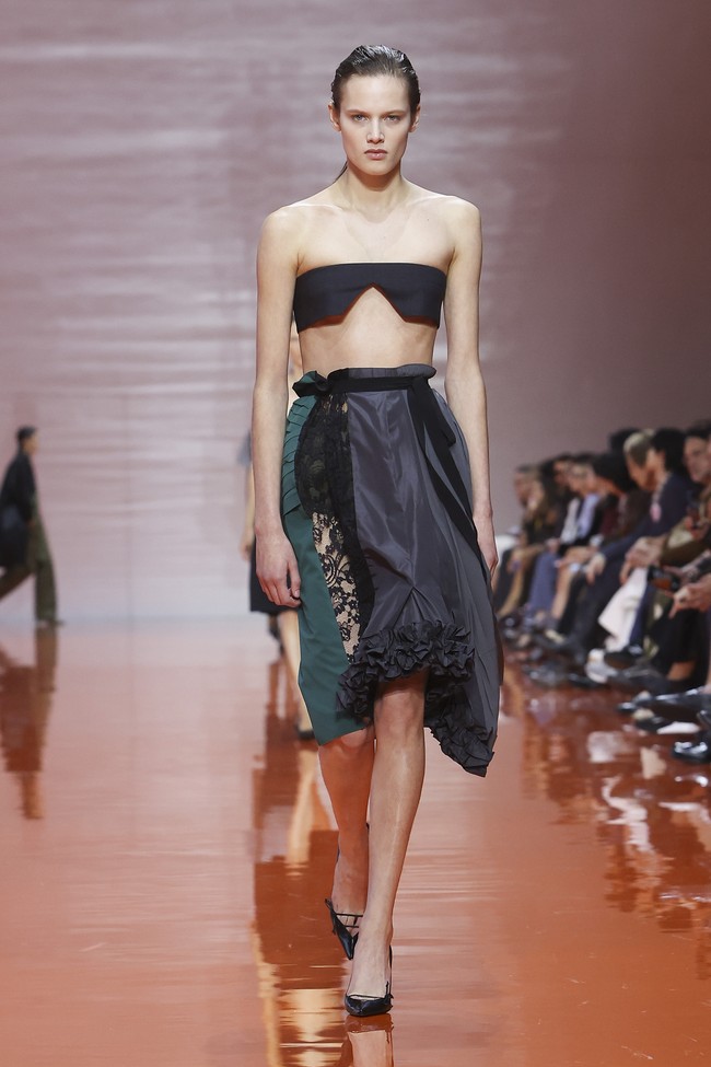 Di atas panggung, atmosfer minimalis dengan pencahayaan lembut memperkuat fokus pada siluet dan pergerakan kain. (Foto: Dok. Prada)