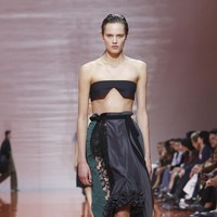 Di atas panggung, atmosfer minimalis dengan pencahayaan lembut memperkuat fokus pada siluet dan pergerakan kain. (Foto: Dok. Prada)