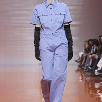 Seperti yang digambarkan Prada, busana kali ini bukan hanya pakaian, melainkan komposisi hidup yang senantiasa bertransformasi. (Foto: Dok. Prada)