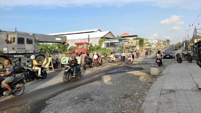 Kondisi jalan dari Pengubengan Kangin menuju Teuku Umar Barat, Kuta Utara, Badung, dipotret pada Kamis (2/10/2025). (Agus Eka/detikBali)