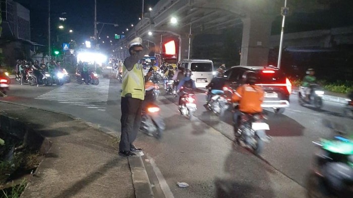 Kondisi jalan di depan Cipinang Indah Mall malam ini