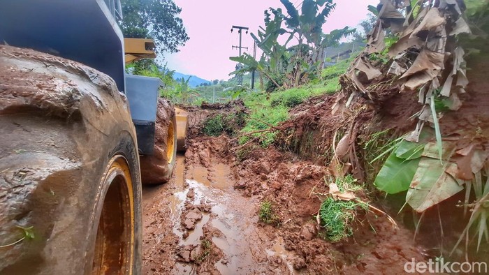 Kondisi longsor di Jalan Curug Cinulang, Kampung Babakan Kondang, Desa Dampit, Kecamatan Cicalengka