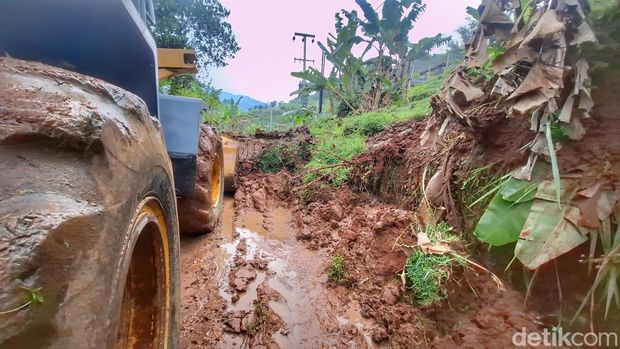 Kondisi longsor di Jalan Curug Cinulang, Kampung Babakan Kondang, Desa Dampit, Kecamatan Cicalengka