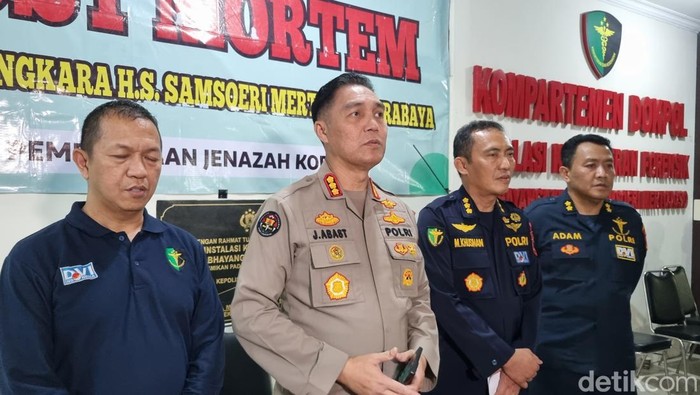 Konferensi pers tentang proses identifikasi jenazah korban ponpes ambruk Sidoarjo di RS Bhayangkara HS Samsoeri, Surabaya.