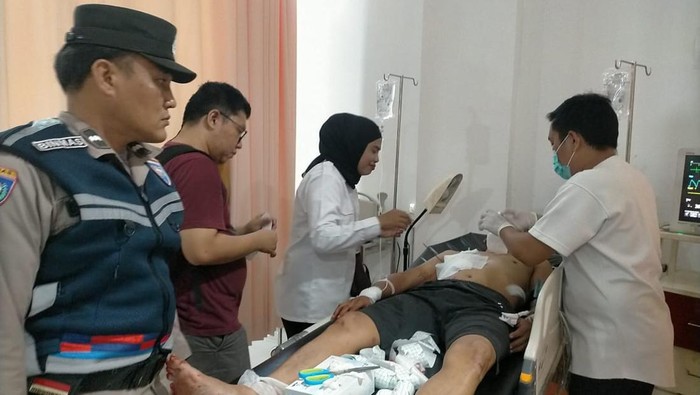 Korban David terlihat tak sadarkan diri usai ditikam mantan suami dari istrinya