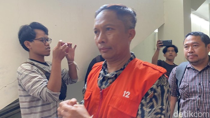 Suasana sidang perdana Eks Sekda Cilacap Awaluddin Muuri, Eks Kabag Perekonomian Setda Cilacap Iskandar Zulkarnain, dan Eks Direktur PT Rumpun Sari Antan (RSA) Andhi Nur Huda di Pengadilan Tipikor Semarang, Kecamatan Semarang Barat, Kota Semarang, Jumat (3/10/2025).