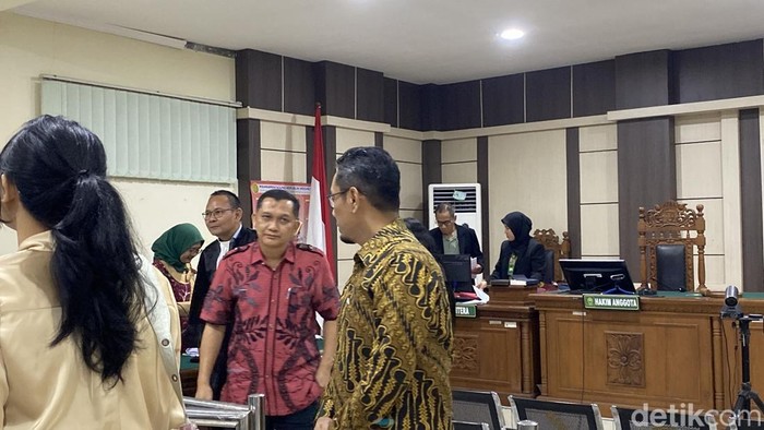 Suasana sidang perdana Eks Sekda Cilacap Awaluddin Muuri, Eks Kabag Perekonomian Setda Cilacap Iskandar Zulkarnain, dan Eks Direktur PT Rumpun Sari Antan (RSA) Andhi Nur Huda di Pengadilan Tipikor Semarang, Kecamatan Semarang Barat, Kota Semarang, Jumat (3/10/2025).