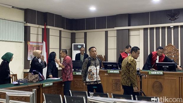 Suasana sidang perdana Eks Sekda Cilacap Awaluddin Muuri, Eks Kabag Perekonomian Setda Cilacap Iskandar Zulkarnain, dan Eks Direktur PT Rumpun Sari Antan (RSA) Andhi Nur Huda di Pengadilan Tipikor Semarang, Kecamatan Semarang Barat, Kota Semarang, Jumat (3/10/2025).