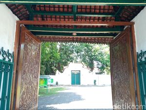 Pesona Ukiran Lawang Kahagung, Gerbang Megah Keraton Kacirebonan