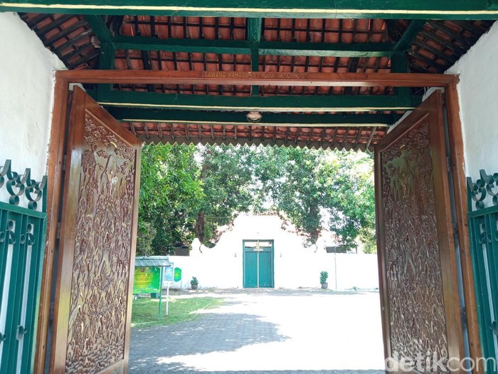 Lawang Kahagung di Keraton Kacirebonan