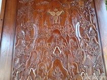 Menyibak Makna di Balik Motif Ukiran Lawang Kahagung Keraton Kacirebonan