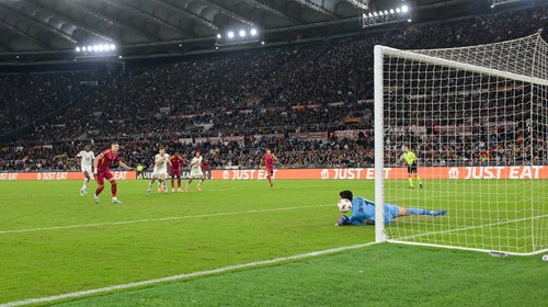 ROME, ITALY - OCTOBER 02: Artem Dovbyk of AS Roma kicks and misses the second penalty as goalkeeper Berke Özer of LOSC LIlle watches the ball land during the UEFA Europa League 2025/26 League Phase MD2 match between AS Roma and LOSC Lille at Stadio Olimpico on October 02, 2025 in Rome, Italy. (Photo by Silvia Lore/Getty Images)
