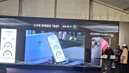 Live speed test saat peluncuran Wi-Fi 7 di SMPN 15 Denpasar, Jumat (3/10/2025). (Karsiani Putri/detikBali)