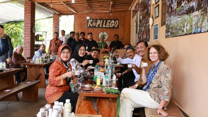 Luhut dan rombongan saat ngopi di Gombengsari Banyuwangi