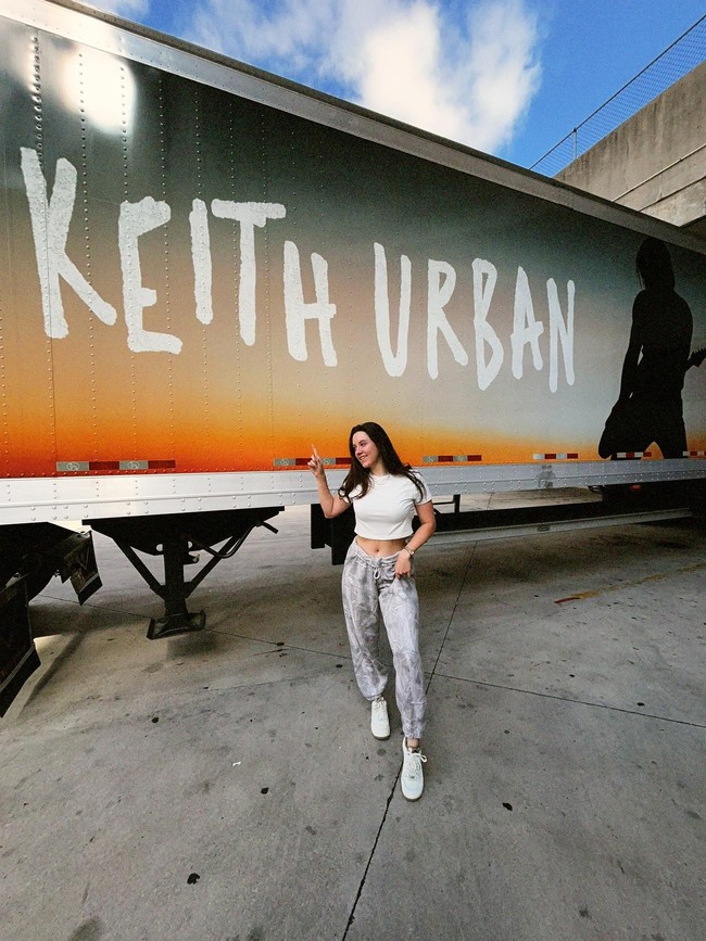 Itu lebih kepada urusan musisi daripada urusan kencan, kata Chuck Baugh yang mengaku belum mendengar kabar dari pihak mana pun mengenai kebenaran berita tersebut dilansir NY Post. Foto: Instagram @ maggie_baugh