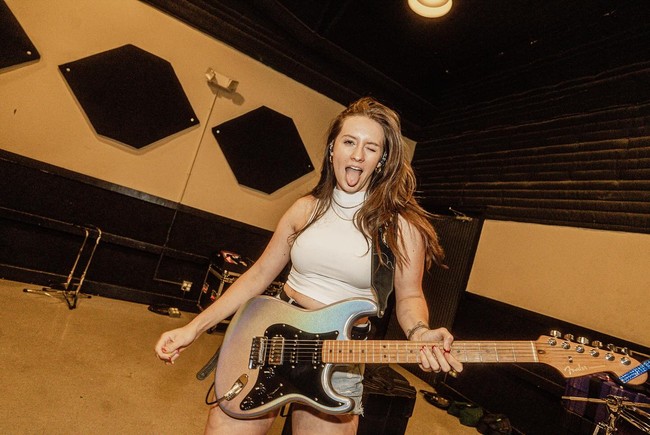 Wanita 25 tahun itu sendiri diketahui mulai berkolaborasi dengan Keith Urban sejak 2024. Selain tur dengan penyanyi Australia itu, Maggie juga sering menggelar pertunjukan solo. Foto: Instagram @ maggie_baugh