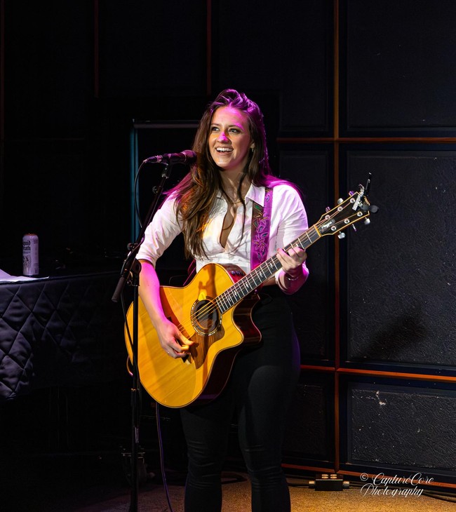 Nama Maggie dikaitkan dengan perceraian pasangan selebriti itu setelah viral sebuah video yang menampilkannya bersama Keith di panggung. Saat membawakan lagu ‘The Fighter’, pria 57 tahun itu diduga menyanyikannya untuk Maggie. Foto: Instagram @ maggie_baugh