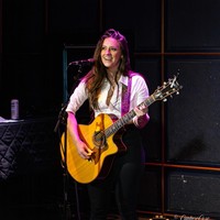 Nama Maggie dikaitkan dengan perceraian pasangan selebriti itu setelah viral sebuah video yang menampilkannya bersama Keith di panggung. Saat membawakan lagu ‘The Fighter’, pria 57 tahun itu diduga menyanyikannya untuk Maggie. Foto: Instagram @ maggie_baugh