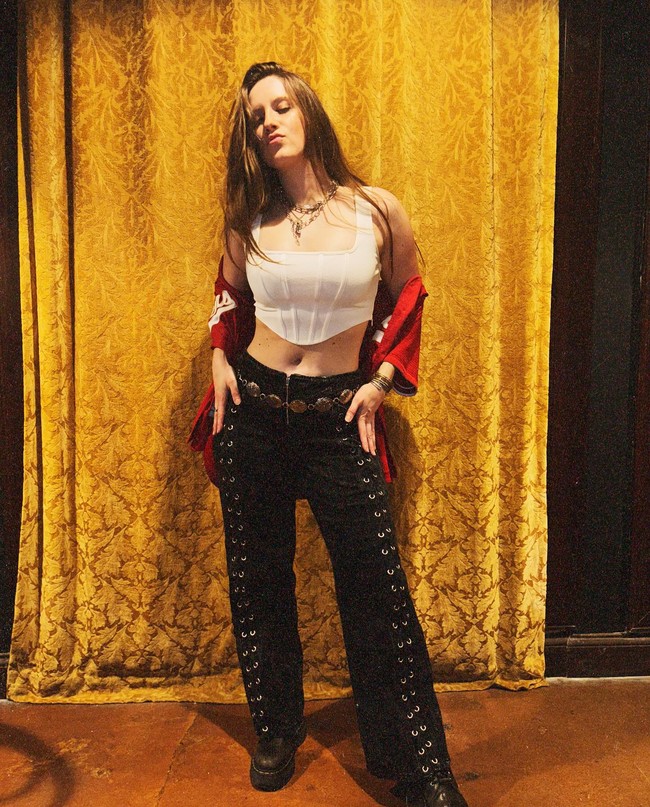 Maggie Baugh sendiri adalah musisi yang sering bekerja sama dengan Keith Urban. Maggie sering ikut dalam rangkaian tur konser penyanyi country asal Australia tersebut. Foto: Instagram @ maggie_baugh