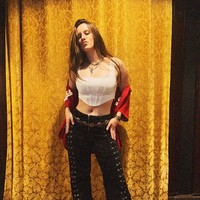 Maggie Baugh sendiri adalah musisi yang sering bekerja sama dengan Keith Urban. Maggie sering ikut dalam rangkaian tur konser penyanyi country asal Australia tersebut. Foto: Instagram @ maggie_baugh