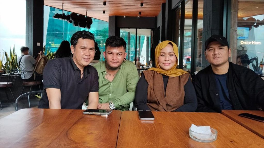 Mak Vera Bentuk Trio Lebay, Siap Jadi Obat Lepas Penat