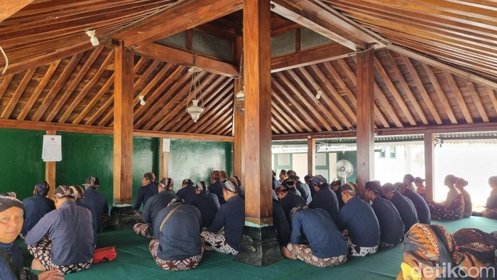 Sejumlah orang yang terdiri dari seniman, lurah hingga relawan saat melakukan ziarah ke makam raja-raja Mataram di Imogiri, Bantul menjelang peringatan boyongan kedaton, Jumat (3/10/2025).