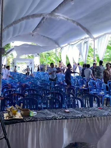 Makeup artist ini membagikan suasana menegangkan di acara resepsi pernikahan, mendadak ada angin kencang. Pernikahan di Ponorogo, Jawa Timur ini langsung viral.