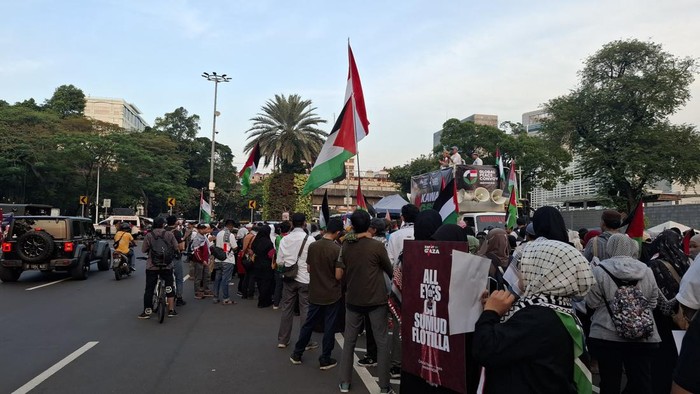 Massa aktivis demo di depan Kedubes AS