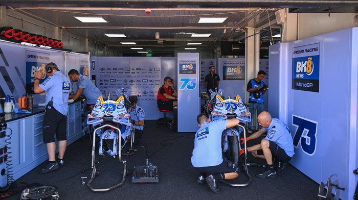 Mekanik mempersiapkan sepeda motor pembalap Gresini Racing Alex Marquez sebelum sesi latihan bebas  sesi latihan bebas MotoGP Indonesia 2025 di Sirkuit Internasional Pertamina Mandalika, Lombok Tengah, Nusa Tenggara Barat, Jumat (3/10/2025). MotoGP Indonesia yang merupakan Seri ke-18 MotoGP tahun ini berlangsung pada 3-5 Oktober 2025. ANTARAFOTO/Aditya Pradana Putra