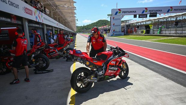 Melihat Kesibukan Paddock MotoGP Mandalika Mekanik mempersiapkan sepeda motor pembalap Ducati Lenovo Team Francesco Bagnaia sebelum sesi latihan bebas sesi latihan bebas MotoGP Indonesia 2025 di Sirkuit Internasional Pertamina Mandalika, Lombok Tengah, Nusa Tenggara Barat, Jumat (3/10/2025). MotoGP Indonesia yang merupakan Seri ke-18 MotoGP tahun ini berlangsung pada 3-5 Oktober 2025. ANTARAFOTO/Aditya Pradana Putra